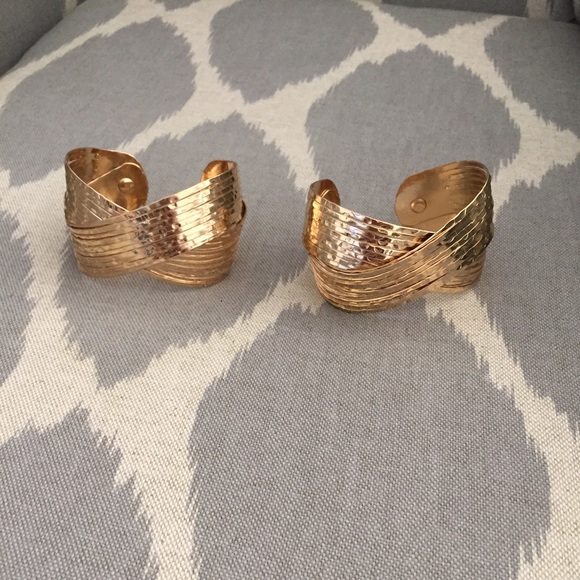 Gold cuffs - Picture 2 of 3