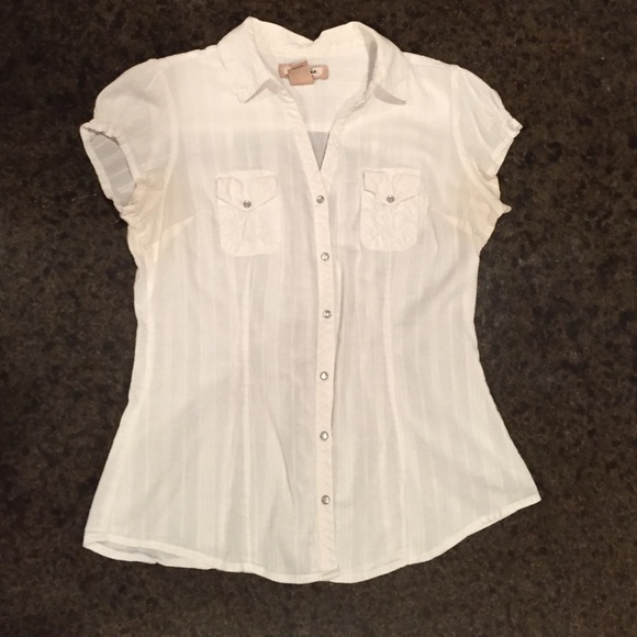 Fitted size large capped sleeve white shirt