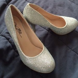🎀HP🎀  Silver Platform Pumps