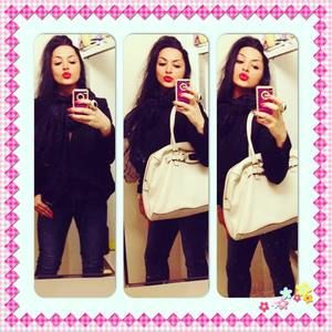 Meet your Posher, Mona