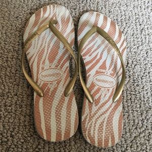 Gold zebra havaianas.
