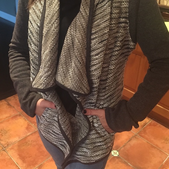 BNWT OLIVE & OAK DRAPE SWEATER GREY SZ M - Picture 2 of 4