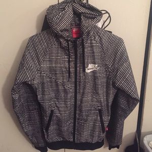 Nike windbreaker jacket black/white size x-small