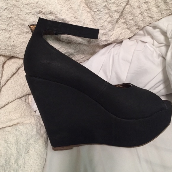 Cathy Jean Black Wedge!!