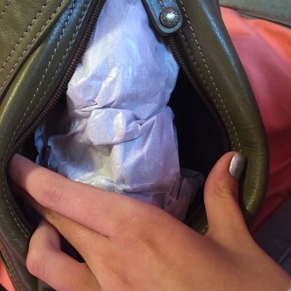 Green authentic Fossil Brand purse - Picture 3 of 4