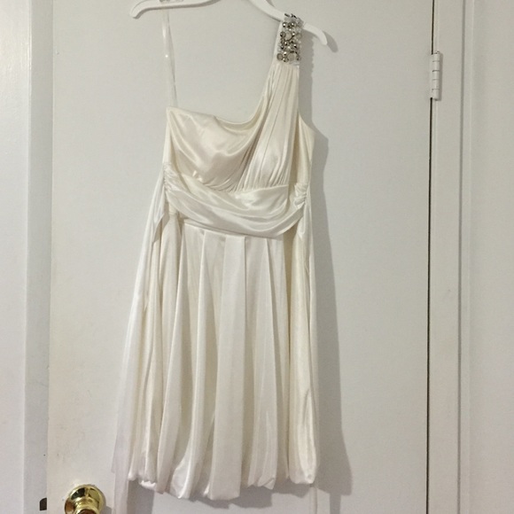 Adorable ivory one shoulder dress Size M