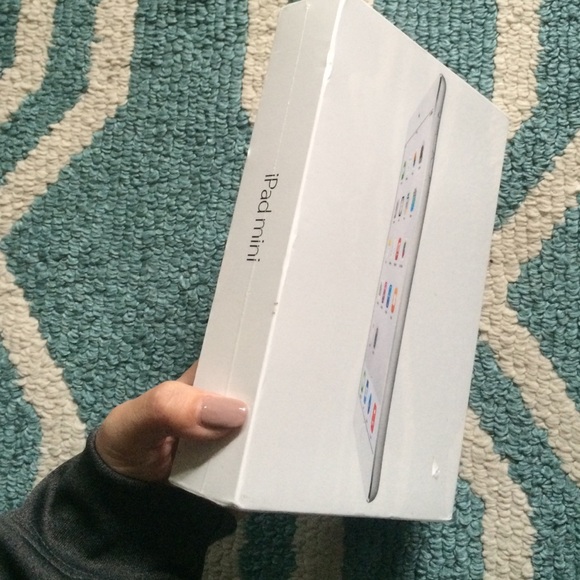 NWT IPad Mini 16GB Silver - Picture 3 of 4
