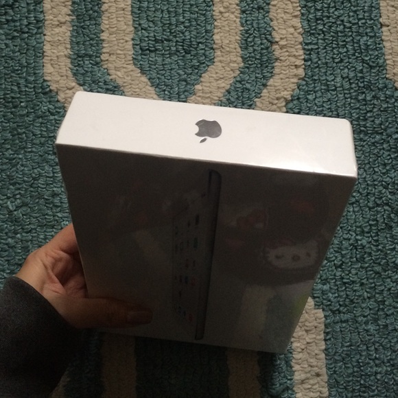 NWT IPad Mini 16GB Silver - Picture 4 of 4
