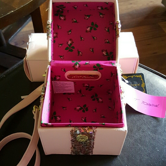🌞SOLD🌞. Betsey Johnson handbag - Picture 3 of 4