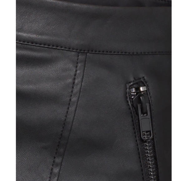 🆕H&M Faux Leather Mini Skirt Zipper Accent Black - Picture 3 of 4