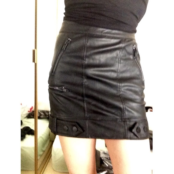 🆕H&M Faux Leather Mini Skirt Zipper Accent Black - Picture 4 of 4