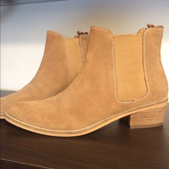 Tan Chelsea boots