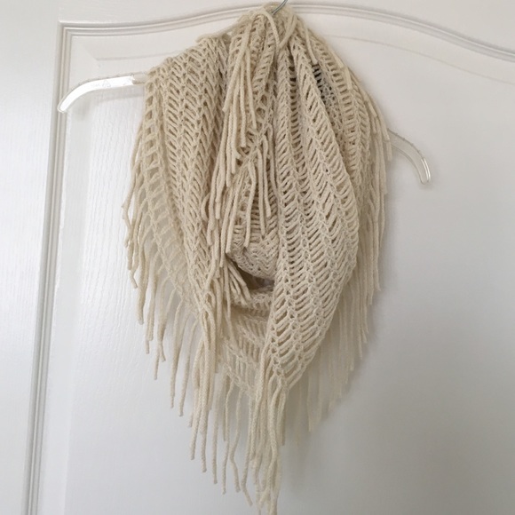 ❌sold in bundle❌Cream infinity scarf