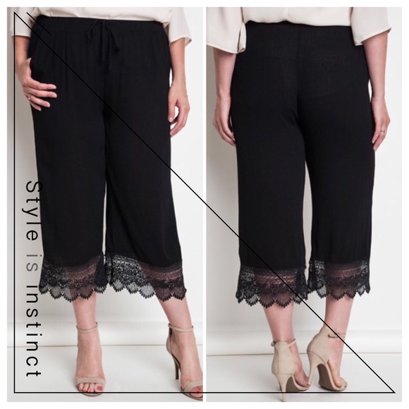 💥HOST PICK 4/24💥LACE TRIM CAPRI PANT - Picture 2 of 2
