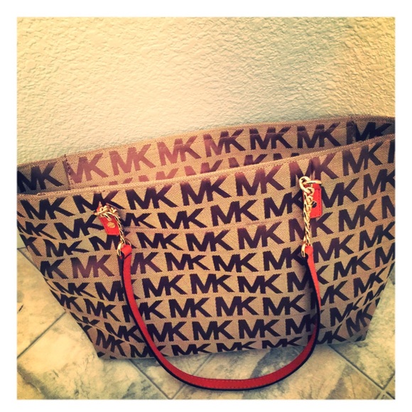 Michael Kors Canvas Jet Set Large Tote.