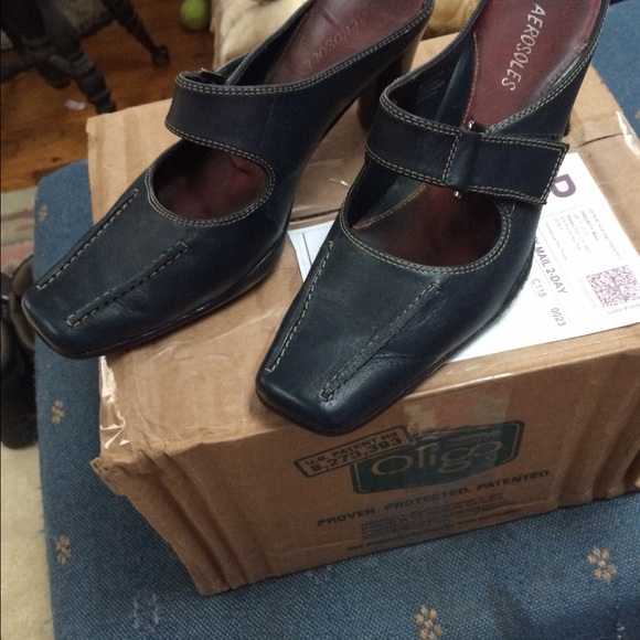 Dark blue shoes .