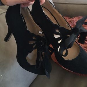 Scalloped and tie black felt heels.