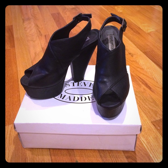 Steve Madden black wedge/heel