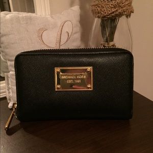Michael Kors Saffiano Jet Set Phone Wallet