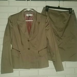 Tahari 2 piece skirt suit