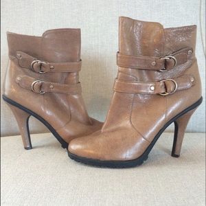 Me Too Leather Ankle Booties Size 8.0