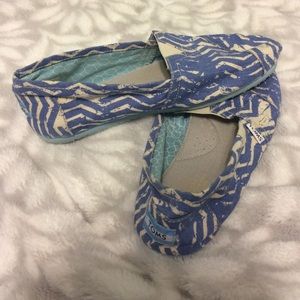 TOMS! Blue and white