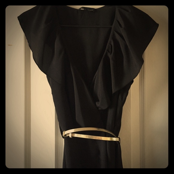 Low cut sleeveless black top