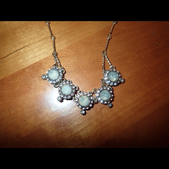 Classy  and beautiful necklace.
