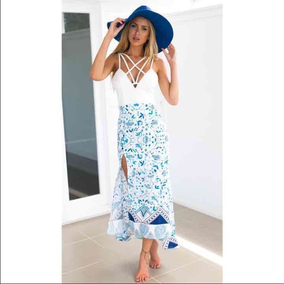 ❌Sold❌ White cross maxi dress - Picture 2 of 4