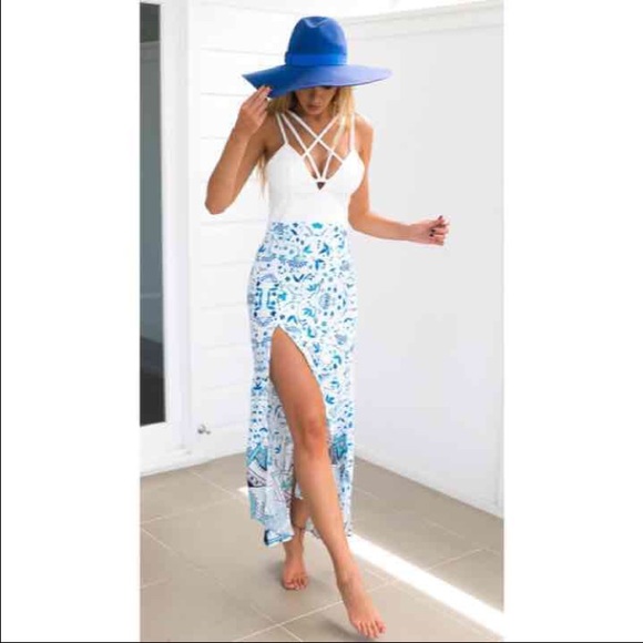 ❌Sold❌ White cross maxi dress - Picture 3 of 4