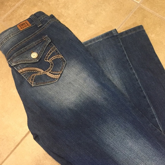 l.e.i. Jeans size 7 Sophia hipster flare jeans!