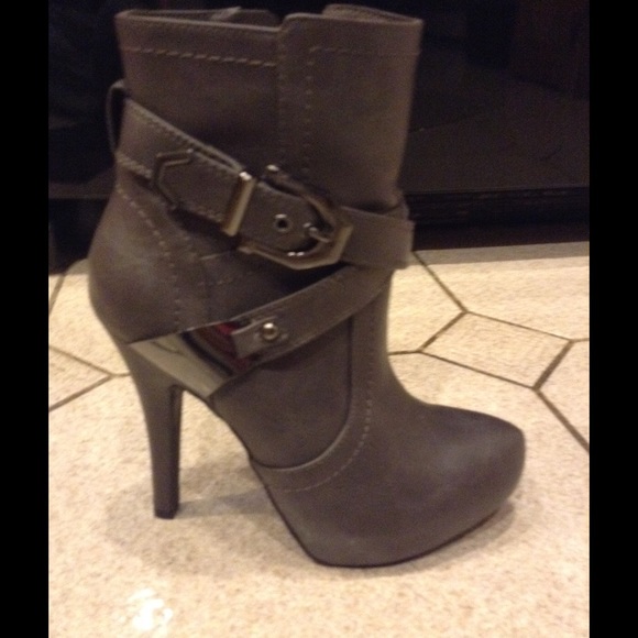 ❗️PRICE DROP❗️Guess platform booties - Picture 2 of 4
