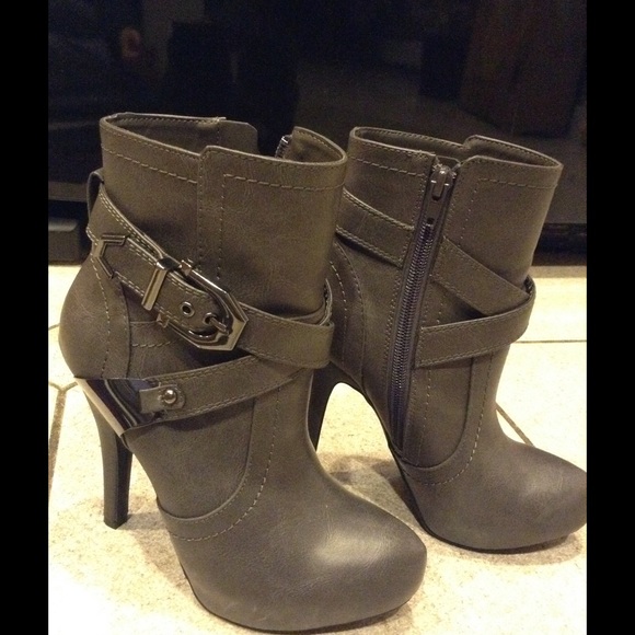 ❗️PRICE DROP❗️Guess platform booties - Picture 3 of 4