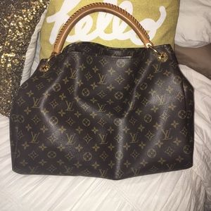 Louis Vuitton artsy bag in LV's iconic monogram