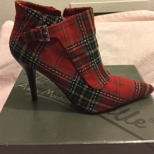 High heel short boot in red plaid color.