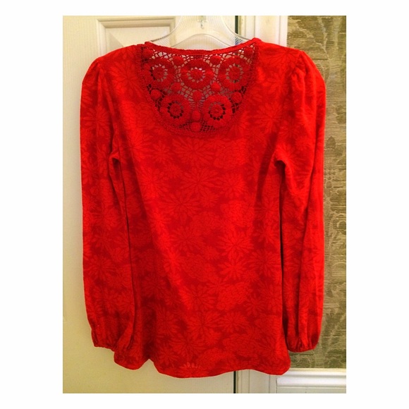 A Red Flower Patterned Top - Picture 2 of 4