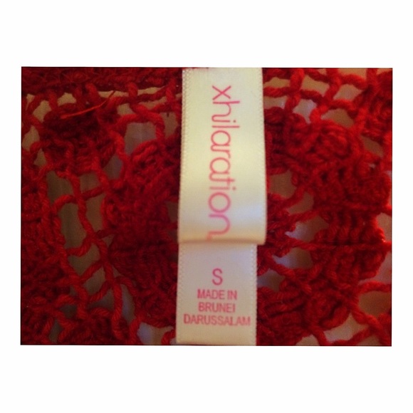 A Red Flower Patterned Top - Picture 4 of 4