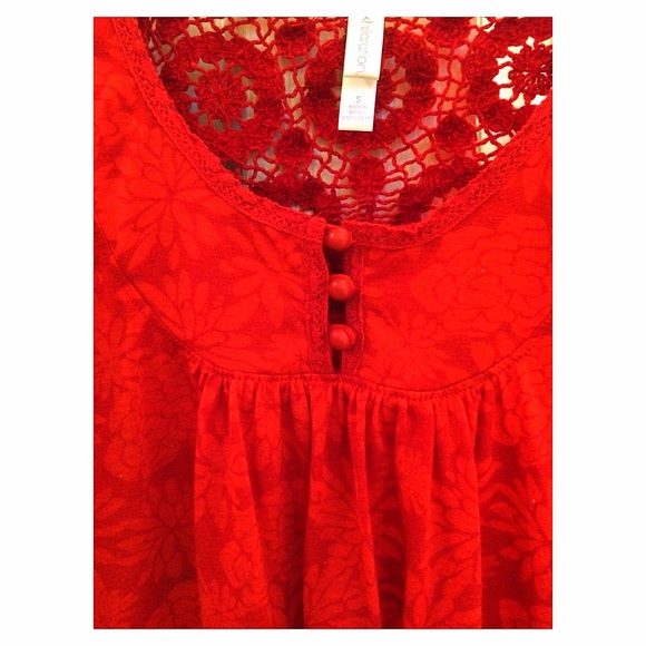 A Red Flower Patterned Top - Picture 3 of 4