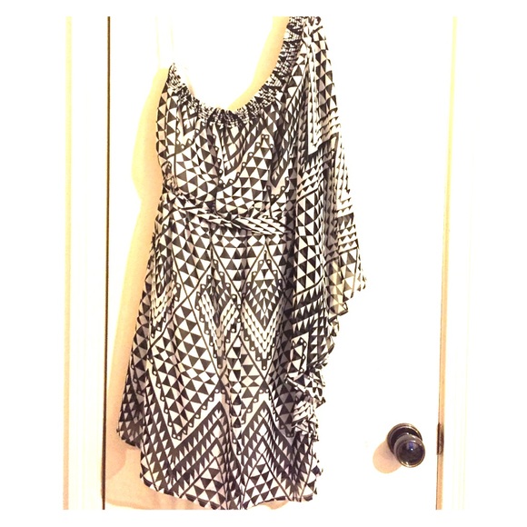 Really cute one sleeve dress - Picture 1 of 3