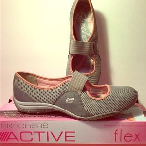 Size 9.5 Skechers w/Box