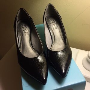 Life Stride Textured Pumps