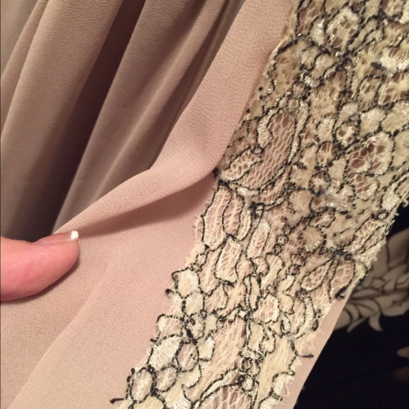 🔔 GORGEOUS Lace Dress 🔔 - Picture 2 of 5