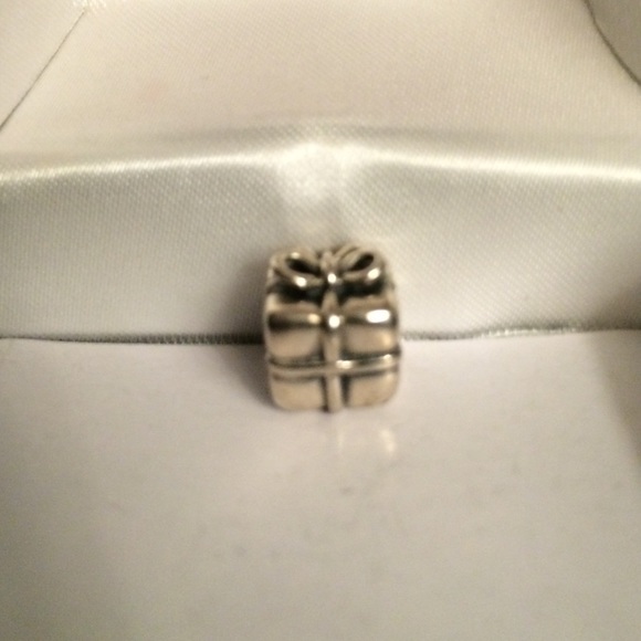 Pandora Retired Present Charm