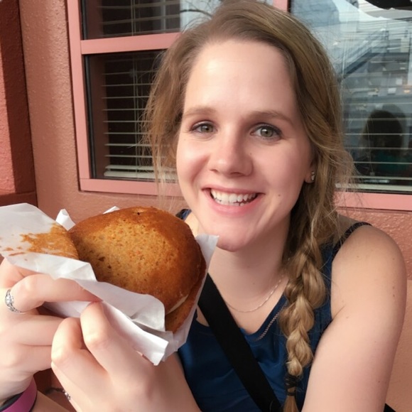 Meet your Posher, Liz - Picture 2 of 3