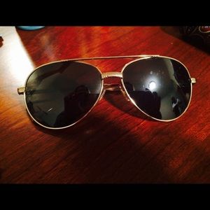 Aviator style sunglasses