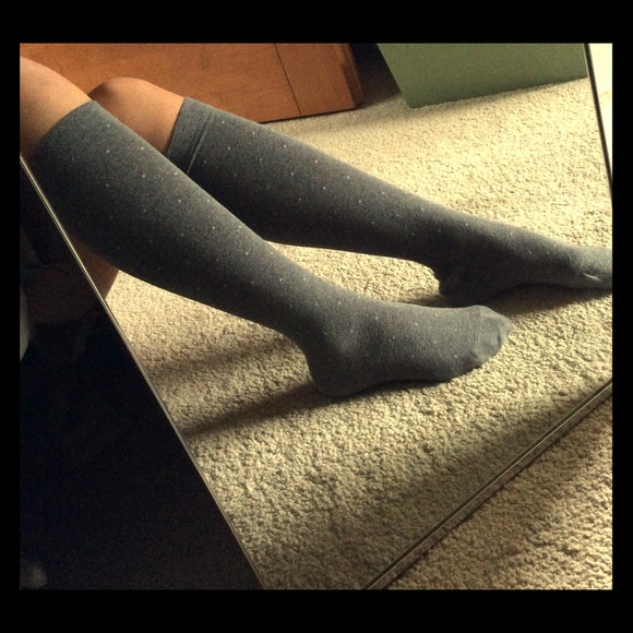 LIKE NEW Hue Gray w/ White Dots Knee/Boot Socks