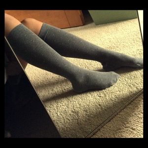LIKE NEW Hue Gray w/ White Dots Knee/Boot Socks