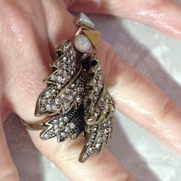 🚫SOLD LOCALLY🚫 Layered leaves statement ring - Picture 3 of 3