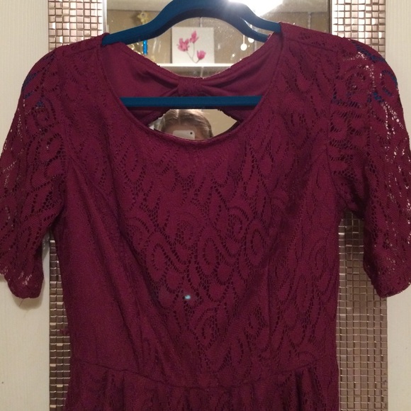 Maroon dress with lace detailing - Picture 2 of 3