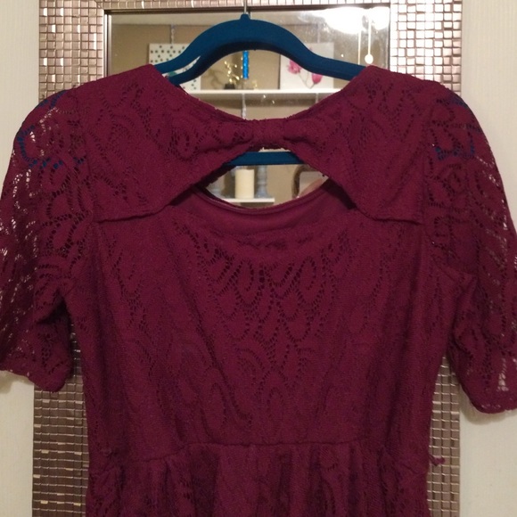 Maroon dress with lace detailing - Picture 3 of 3